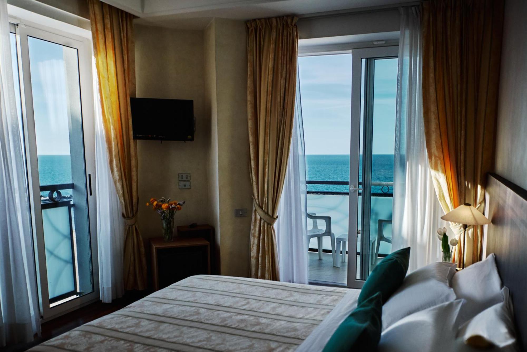 Hotel Negresco Cattolica Exterior foto